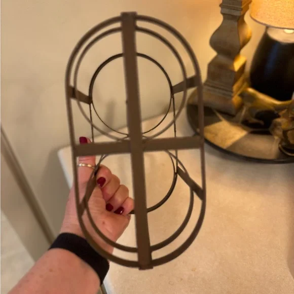 Vintage-Style Brown Metal Bottle Carrier - Picture 2 of 8